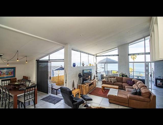 7 BEDROOM HOUSE FOR SALE IN SANTOS BAY